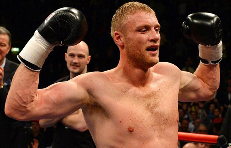 অ্যান্ড্রু ফ্লিনটফ : ইংল্যান্ডের প্রাক্তন এই ক্রিকেটার ক্রিকেট ছাড়ার পরে প্রফেশনাল বক্সার হিসেবে ক্যারিয়ার শুরু করেন।