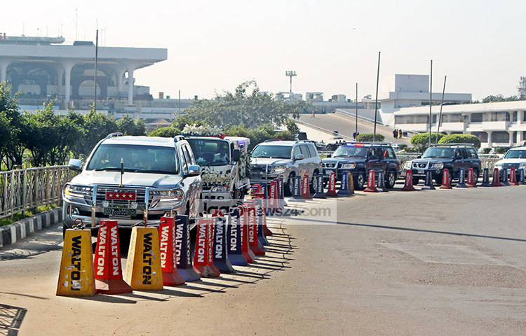 শনিবার বেলা সাড়ে ১১টার দিকে মেয়রের মরদেহ বহনকারী বিমানটি সিলেটে এমএজি ওসমানী আন্তর্জাতিক বিমানবন্দরে এসে পৌঁছায়। এরপর বেলা ১টার দিকে ঢাকায় হযরত শাহজালাল আন্তর্জাতিক বিমানবন্দরে এসে পৌঁছায় ফ্লাইটটি। ছবি : বিপ্লব দিক্ষিৎ