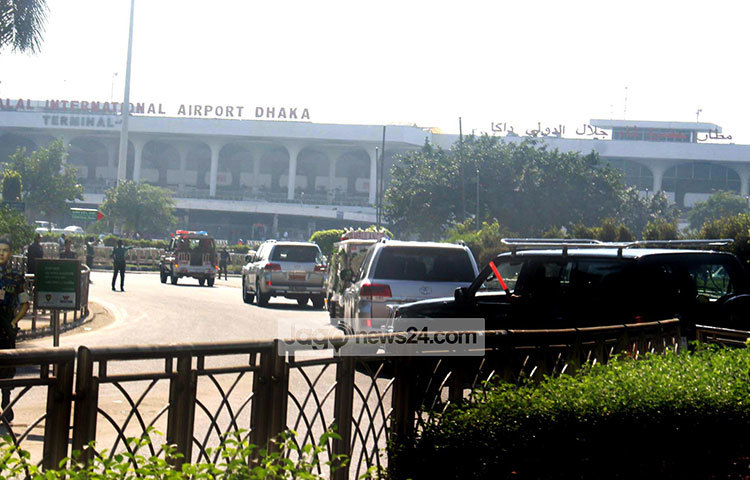বিমানবন্দর থেকে বেলা ১টা ২০ মিনিটের দিকে তার মরদেহ বনানীতে তার নিজ বাসায় নেয়া হয়। ছবি : বিপ্লব দিক্ষিৎ