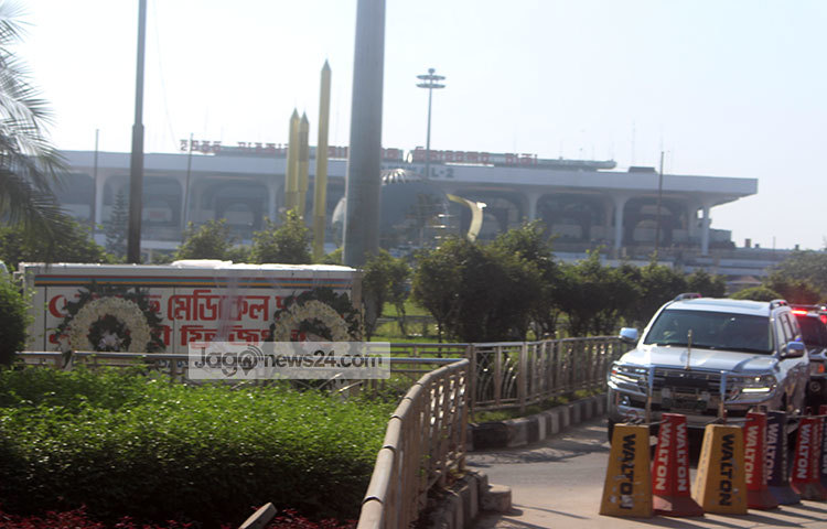 আনিসুল হকের মরদেহ বিকেল তিন টার দিকে রাখা হবে আর্মি স্টেডিয়ামে। সেখানে তার জানাজা অনুষ্ঠিত হবে। জানাজা শেষে তাকে বনানী কবরস্থানে দাফন করা হবে। ছবি : বিপ্লব দিক্ষিৎ