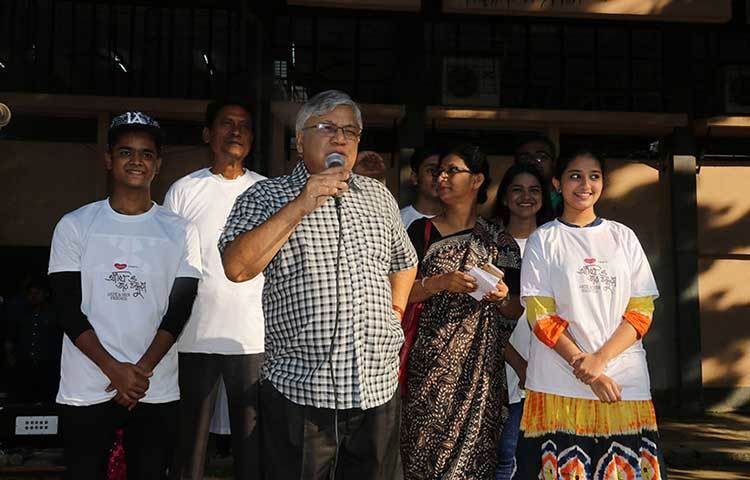 ছবির প্রচারণায় বক্তব্য রাখছেন নির্মাতা মোরশেদুল ইসলাম।