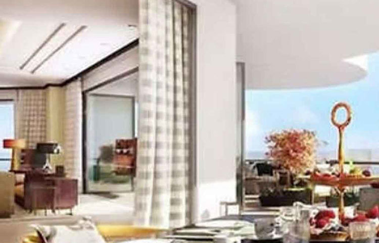 ফ্লাটের বারান্দায় এসে দাঁড়ালে আরব সাগরের সৌন্দর্য চোখে পড়বে।