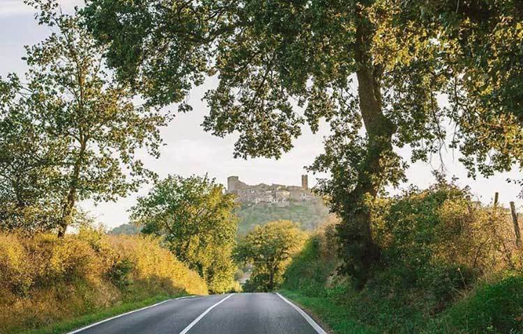 ইতালির ওয়েডিং ডেস্টিনেশান তাস্কানি। এখানেই নাকি বিয়ে হতে চলেছে বিরাট কোহলি ও অানুশকা শর্মার।