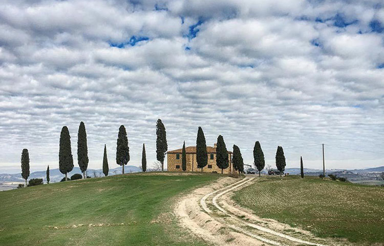 শোনা যাচ্ছে, ১২ ডিসেম্বর বিয়ে বিরাট-অানুশকার বিয়ে হচ্ছেই। আগামী ২৬ ডিসেম্বর মুম্বাইতে গ্র্যান্ড রিসেপশন হবে তাদের।