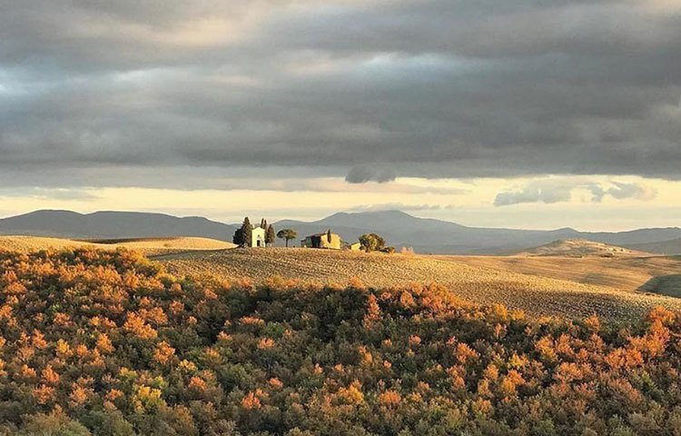 বিয়ের পর কিছুদিন ইতালিতে ছুটি কাটিয়ে এই জুটি দেশে ফিরবেন বলে শোনা যাচ্ছে।