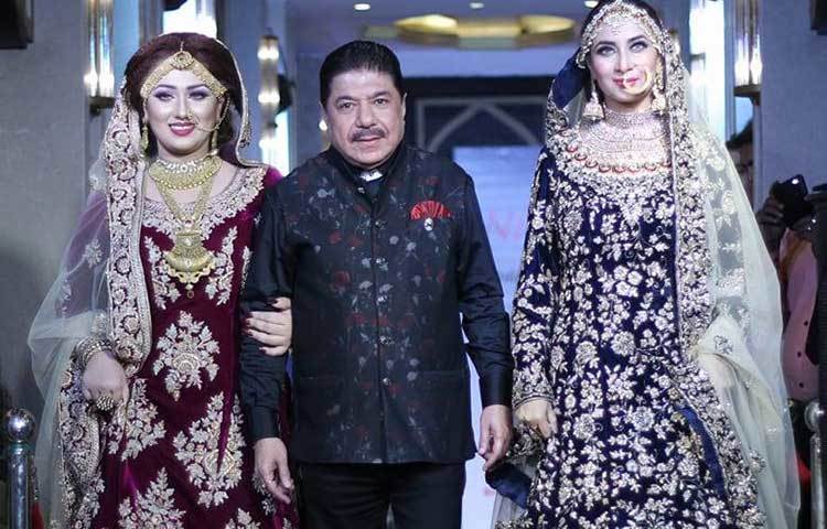 বৃহস্পতিবার দিনগত রাতে রাজধানীর গুলশানের প্রেমস কালেকশনের ব্রাইডাল শো’র মঞ্চে র‌্যাম্পের স্টপার হিসেবে হেঁটে দ্যুতি ছড়ান অপু।