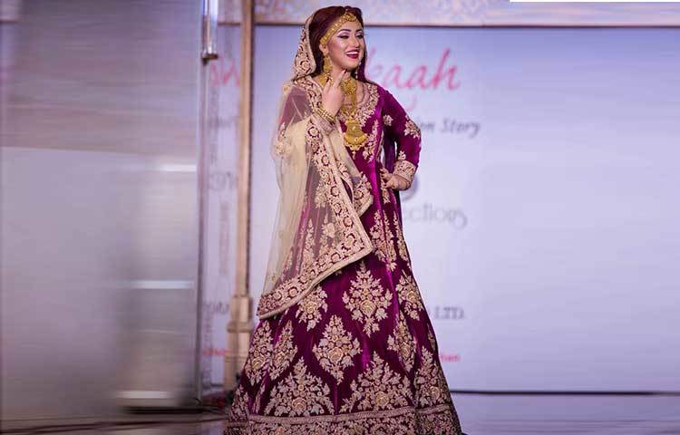 র‌্যাম্পে হাঁটার জন্য মাথায় টিকলি, নাকে নোলক, হাতে মেহেদী দিয়ে নববধূর সাজে সেজেছেন চিত্রনায়িকা অপু বিশ্বাস।