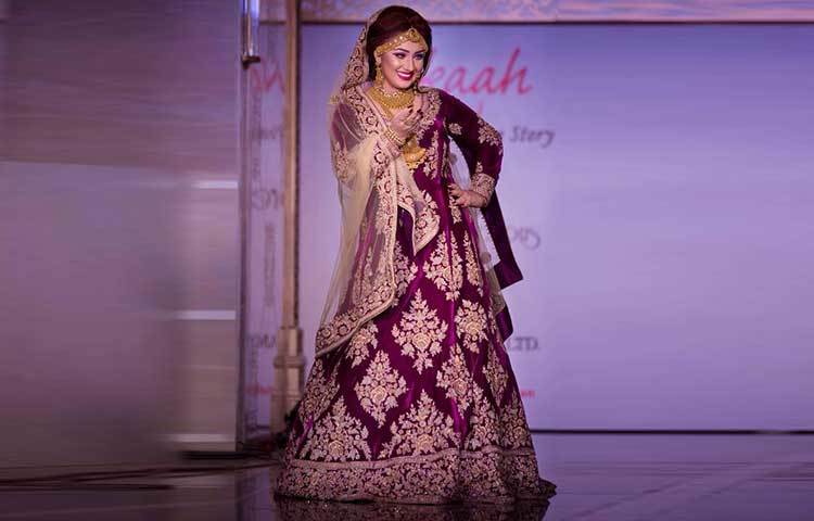 বধূর সাজে ঢালিউডের এই শীর্ষ নায়িকা র‌্যাম্পে হেঁটেছেন।