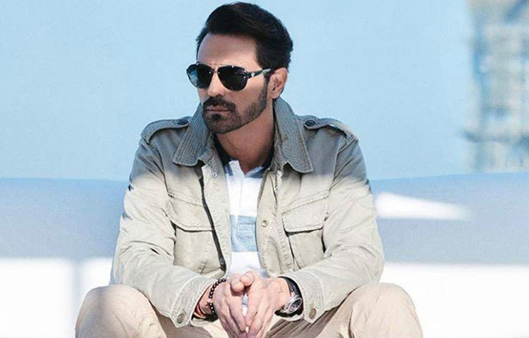 অর্জুন রামপাল : চুটিয়ে অভিনয় করতে করতেই শুরু করেছিলেন সাইড বিজনেস। দিল্লিতে তার লাউঞ্চ-বার-রেস্তোরাঁ রয়েছে। রয়েছে ইভেন্ট ম্যানেজমেন্ট কোম্পানিও।