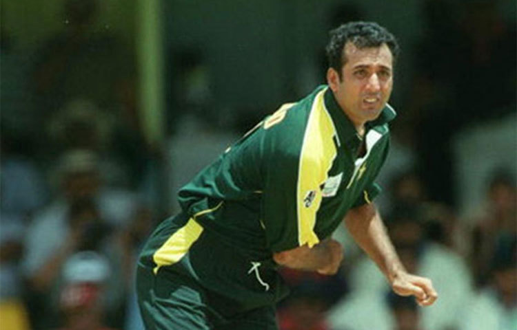 আরশাদ খান : এই পাক ক্রিকেটার ক্রিকেট ছাড়ার পরে অস্ট্রেলিয়ায় ক্যাব চালকের পেশা বেছে নেন।