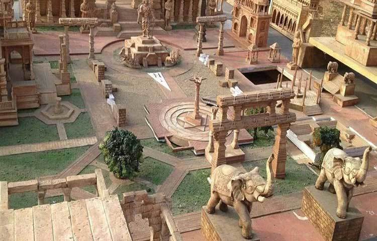 বাহুবলী’র রাজকীয় সেটটিকে সংরক্ষণ করা হয়েছে ভারতের রামোজি ফিল্ম সিটিতে।