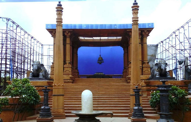 ১০০ একরেরও বেশি এলাকায় তৈরি এই সেট বানাতে খরচ হয়েছিল প্রায় ৬০ কোটি টাকা।