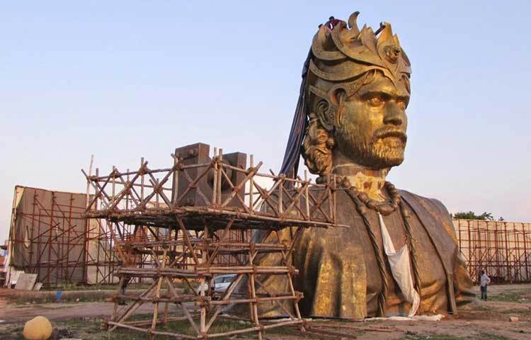 এখন ‘বাহুবলী’র বিশাল এই সেটটি পর্যটনকেন্দ্র হিসেবে খুলে দেওয়া হল সর্বসাধারণের জন্য।