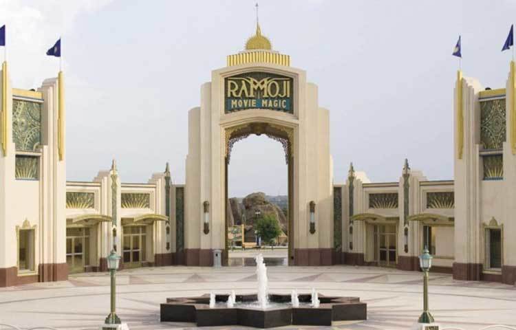 রামোজি ফিল্ম সিটির ওয়েবসাইট থেকে অনলাইনে এটি ভ্রমণের টিকিট কাটা যাবে। আপাতত ১৪ ডিসেম্বর পর্যন্ত টিকিট বুক করা যাবে।