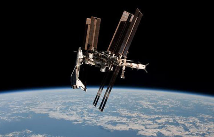 চল্লিশটি ট্রান্সপন্ডার : বঙ্গবন্ধু কৃত্রিম উপগ্রহে ট্রান্সপন্ডার মোট ৪০টি থাকবে। এর মধ্যে বাংলাদেশ ১২টি ব্যবহার করবে। বাকিগুলো ভাড়া দেয়া হবে। এ থেকে বৈদেশিক মুদ্রা আয়ের স্বপ্ন দেখছে সরকার।