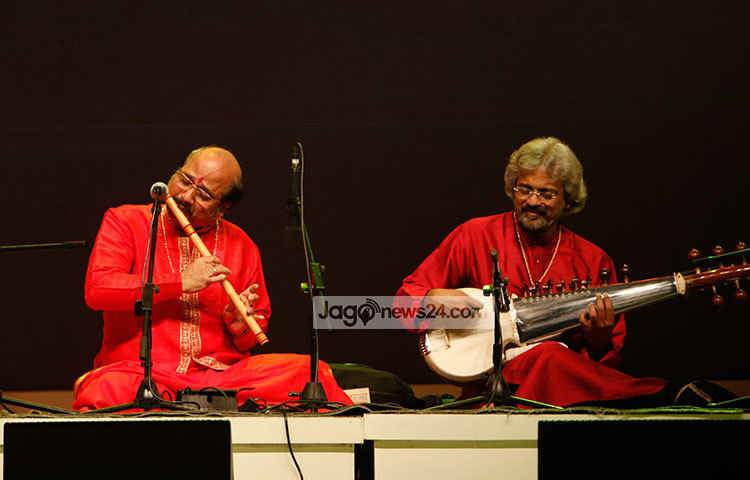 বাঁশির সুরে রাতের নিরবতা ভাঙে। ছবি : মাহবুব আলম