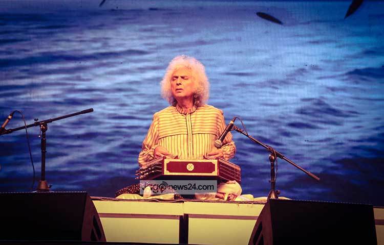 সুরের রাজ্যে হারিয়ে গেছে শিল্পী। শ্রোতারাও খুঁজে পান সুরের উষ্ণতা। ছবি : মাহবুব আলম