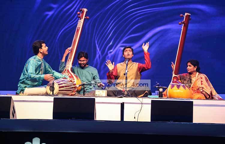 শিল্পীদের পরিবেশনায় মুগ্ধ হয়ে যান শ্রোতারা। এবারের উৎসবটি উৎসর্গ করা হয়েছে গবেষক, চিন্তাবিদ ও শিক্ষাবিদ ড. আনিসুজ্জামানকে। ছবি : মাহবুব আলম