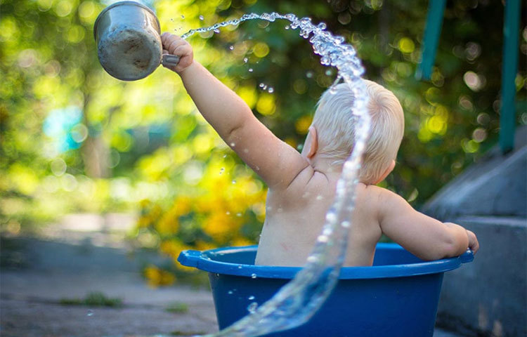 ঠান্ডা পানি গায়ে ঢাললে শীত লাগে। এর কারণ হল, ত্বক তার স্বাভাবিক তাপমাত্রা হারায়। বাইরের পরিবেশের তাপমাত্রার সঙ্গে মানিয়ে নেওয়ার জন্য দেহ নিজেই তাপ উৎপন্ন করে। এর জন্য শরীরে সঞ্চিত কার্বোহাইড্রেট পোড়াতে হয়।