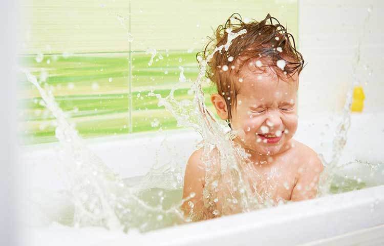 ঠান্ডা পানি মুহূর্তেই দেহের সতেজতা ফিরিয়ে আনে। এতে অনিদ্রা রোগের উপশম হয়।