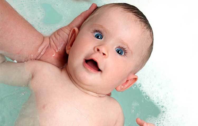 ঠান্ডা পানিতে গোসল করলে অনেক পুরনো ব্যথা হ্রাস পায়। দেহের অস্বস্তিকর উত্তেজনা প্রশমিত হয় এবং স্নায়ুবিক দুর্বলতা দূর হয়