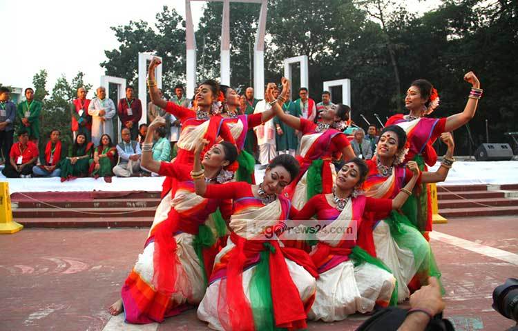 নৃত্য পরিবেশন করছে শিল্পীরা।