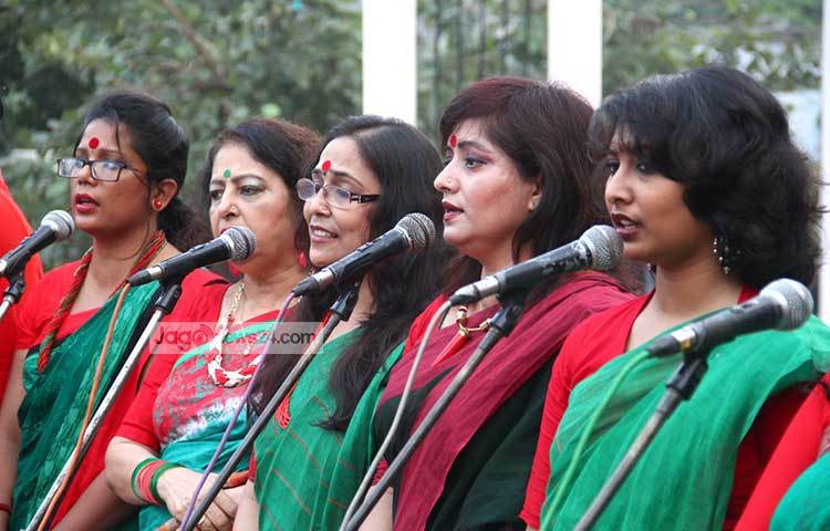 সম্মিলিত সাংস্কৃতি জোটের শিল্পীরা সমবেত কণ্ঠে সংগীত পরিবেশন করছেন।