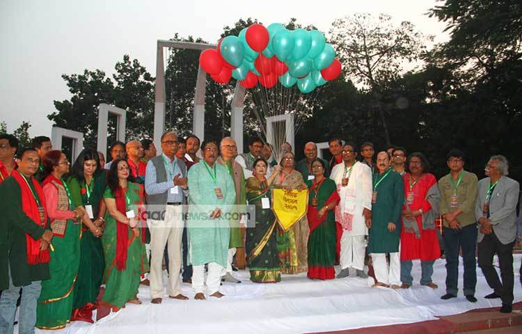 নানা রঙের বেলুন উড়িয়ে দিচ্ছেন সাংস্কৃতিক জোটের শিল্পী ও সদস্যরা।