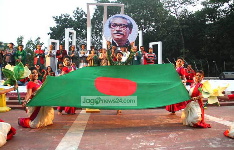 অনেক ত্যাগের বিনিময়ে পাওয়া লাল-সবুজের পতাকা নিয়ে নৃত্য পরিবেশন করছেন শিল্পীরা।