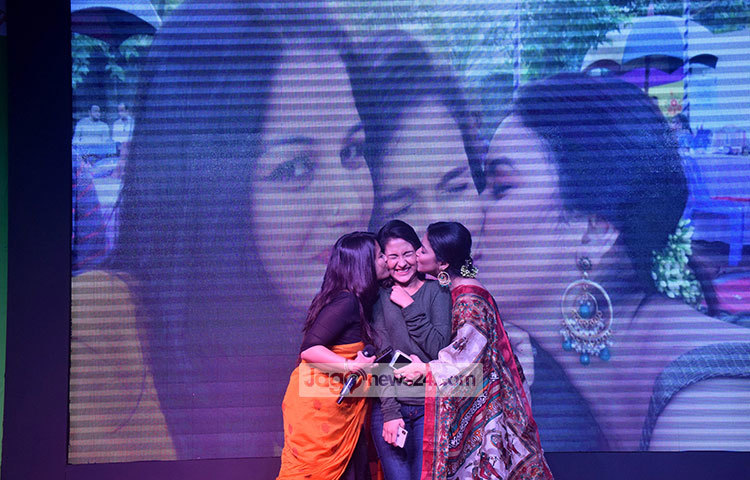 ভালোবাসার বন্ধনে মিলেছেন তারকারা। এ ভালোবাসার বন্ধন যেন চিরদিন রয়। ছবি : মাহবুব আলম