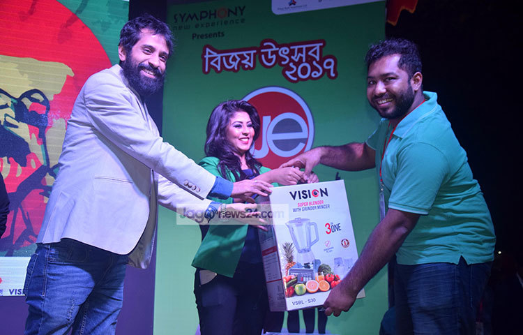 ক্লাব উই-এর আয়োজনে তারকাদের বিজয় উৎসবে র‌্যাফেল ড্র অনুষ্ঠিত হয়। এতে এক বিজয়ীকে পুরস্কার প্রদান করা হচ্ছে। ছবি : মাহবুব আলম