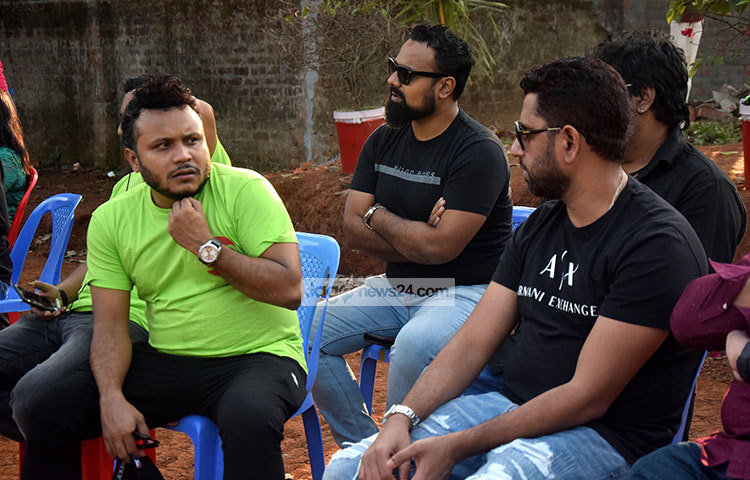 চলছে তারকা আর নির্মাতাদের প্রাণবন্ত আড্ডা। ছবি : মাহবুব আলম