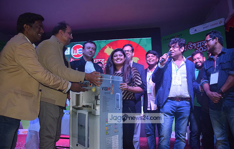 আরেক বিজয়ী চিত্রনায়ক রিয়াজের হাত থেকে পুরস্কার গ্রহণ করছেন। ছবি : মাহবুব আলম