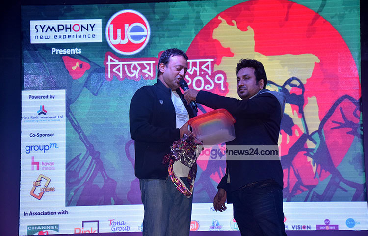 বিজয় উৎসবের এক পর্বে তারকাদের নিয়ে আয়োজনের অনুভূতি ব্যক্ত করছেন চিত্রনায়ক রিয়াজ। ছবি : মাহবুব আলম