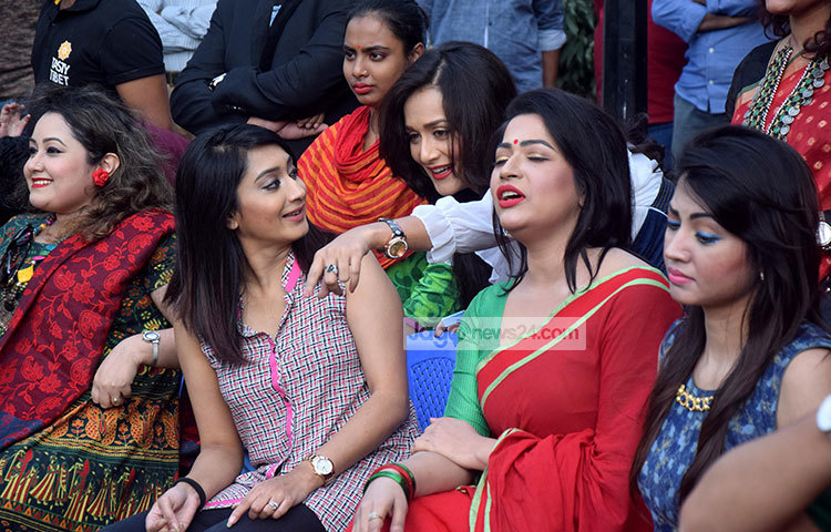 তারকারা আনন্দ-হাসিতে সময় কাটাচ্ছেন। ছবি : মাহবুব আলম