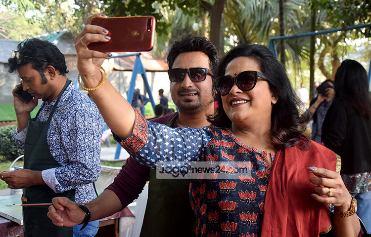 এক সময়ের দর্শকপ্রিয় চিত্রনায়িকা অরুণা বিশ্বাস সাজু খাদেমকে নিয়ে সেলফি তুলছেন। ছবি : মাহবুব আলম
