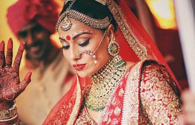 একেবারেই বাঙালি ট্র্যাডিশনাল অনুযায়ী বিয়ে সেরেছিলেন বলিউডের বিউটি বিপাশা বসু। তার বিয়ের নেকলেসের দাম ছিল প্রায় ৯৫ লাখ টাকা।