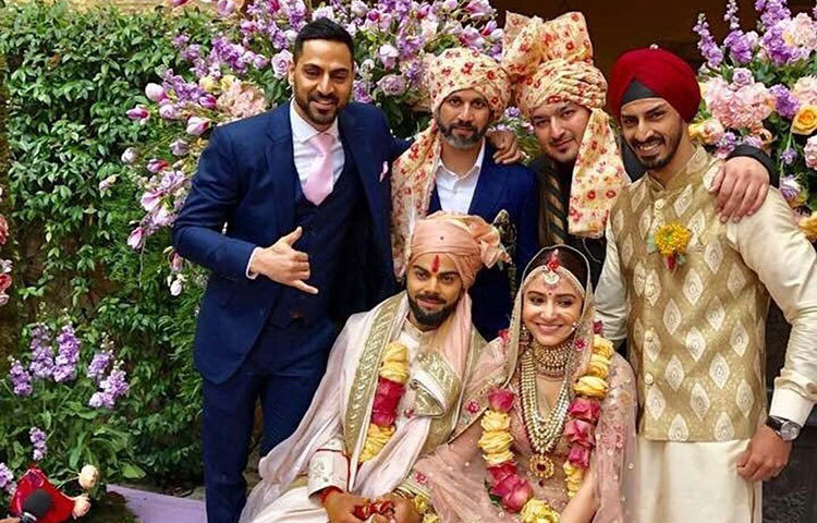 সিঁদুর দান। নবদম্পতির সঙ্গে হুল্লোড়ে মাতলেন ঘনিষ্ঠ বন্ধুরা।