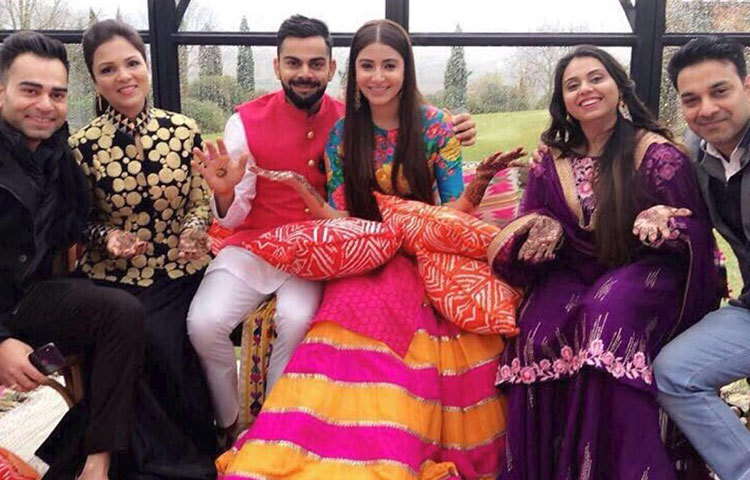 পরিবার এবং বন্ধুদের সঙ্গে মেহেদির অনুষ্ঠানে বিরাট কোহলি এবং অনুশকা শর্মা।