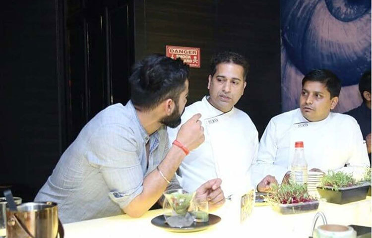 ভারতের সেরা শেফদের মধ্যে অন্যতম মিচেল স্বামী। তিনি বিরাটের রেস্তোরাঁর বিভিন্ন পদের রান্না করেন।