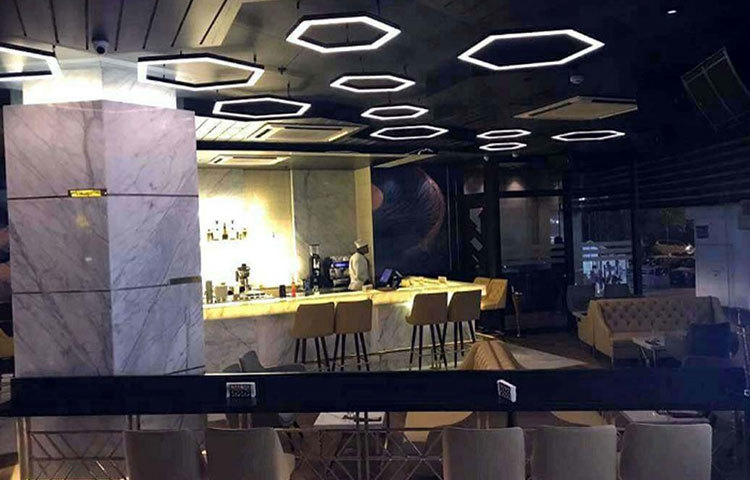 বিরাটের রেস্তোরাঁটি দুটি সেক্টরে ভাগ করা হয়েছে। বার থেকে ডাইন ইন প্লেস, প্রতিটি বিভাগেই নতুনত্বের ছোঁয়া রেখেছেন বিরাট।