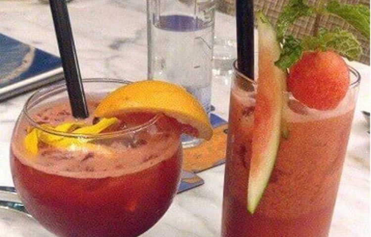 এখনও অ্যালকোহল পরিবেশনের লাইসেন্স পায়নি বিরাটের নুয়েভা রোস্তোরাঁ। কিন্তু অ্যালকোহল পরিবেশন না করলেও বিভিন্ন ধরনের দুর্দান্ত মকটেল পাওয়া যায় এই রেস্তোরাঁয়।