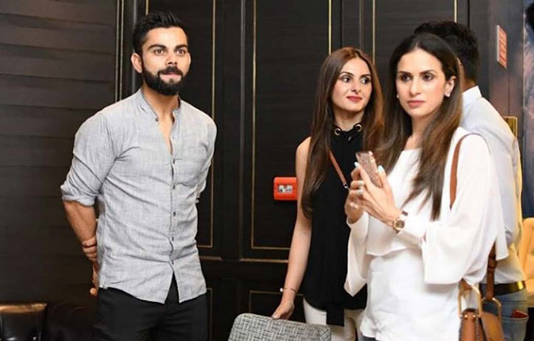 নুয়েভার প্রধান আকর্ষণ বিরাট কোহলি স্বয়ং। মাঝে মধ্যেই নিজের রেস্তোরাঁয় ঘুরতে আসেন বিরাট।