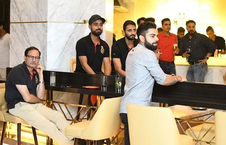 নিজের রেস্তোরাঁয় বিরাট। তিনি মাঝে মধ্যে এসে উপস্থিত হন রেস্তোরাঁ কর্মীদের উৎসাহ দিতে।