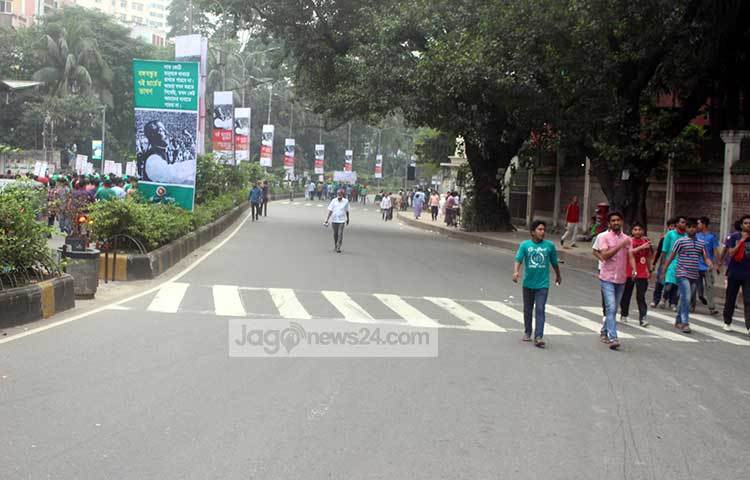 যান চলাচল নিয়ন্ত্রণের কারণে রাস্তাঘাট প্রায় পরিবহনশূন্য। ছবি : বিপ্লব দিক্ষিৎ
