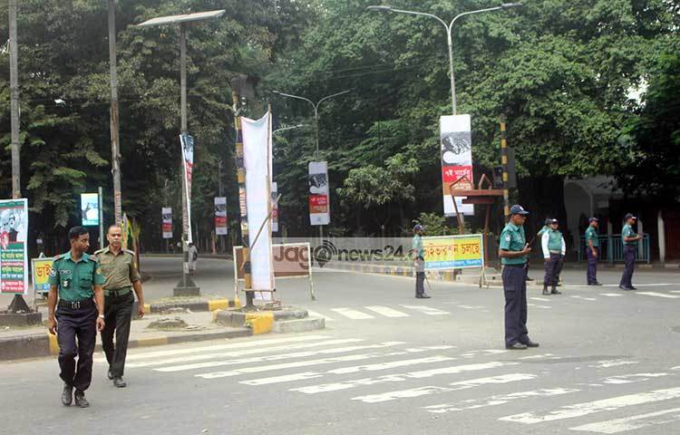 রাস্তায় নিরাপত্তা বাহিনীর সদস্যরা ছাড়া সাধারণ মানুষ নেই। নাগরিক সমাবেশকে ঘিরে যানবাহন চলাচলে নিয়ন্ত্রণ আরোপের বিষয়টি নিশ্চিত করেছেন ট্রাফিক দক্ষিণ বিভাগ। ছবি : বিপ্লব দিক্ষিৎ