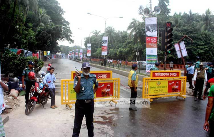 যে কোনো ধরনের অপ্রীতিকর ঘটনা মোকাবেলা করার জন্য পুলিশকে সতর্ক অবস্থায় রাখা হয়েছে। ছবি : বিপ্লব দিক্ষিৎ