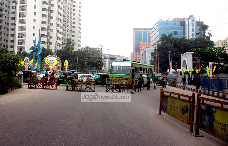 হাইকোর্ট মোড় থেকে মৎস্য ভবন হয়ে শাহবাগ মোড়, টিএসসি থেকে চার নেতার মাজার এবং শাহবাগ থেকে মৎস্য ভবন যাওয়ার সড়কে যান চলাচল সীমিত রয়েছে। ছবি : বিপ্লব দিক্ষিৎ