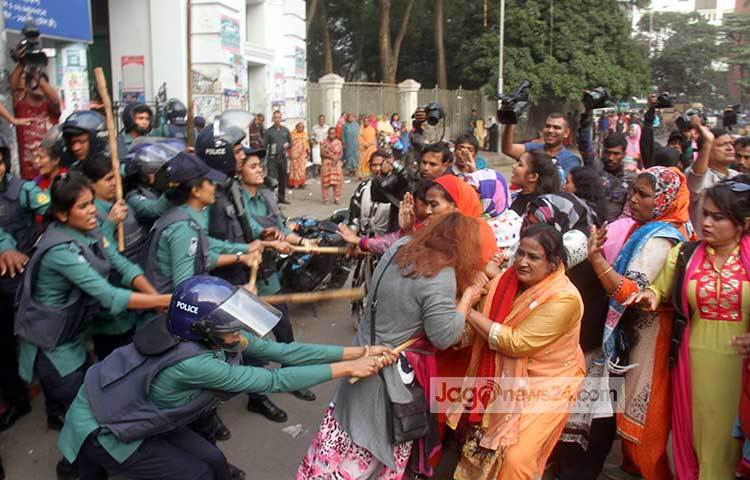হাইকোর্টের মাজার গেটের সামনে পুলিশ ও বিএনপি নেতাকর্মীদের মধ্যে ব্যাপক সংঘর্ষ হয়েছে। ছবি : বিপ্লব দিক্ষিৎ