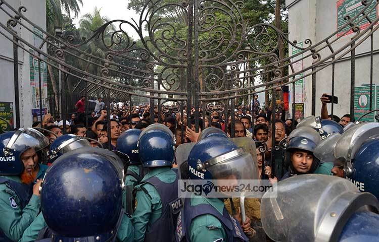 বৃহস্পতিবার বিকেল সোয়া ৪টায় বিএনপি-পুলিশ সংঘর্ষের সূত্রপাত হয়। ছবি : বিপ্লব দিক্ষিৎ